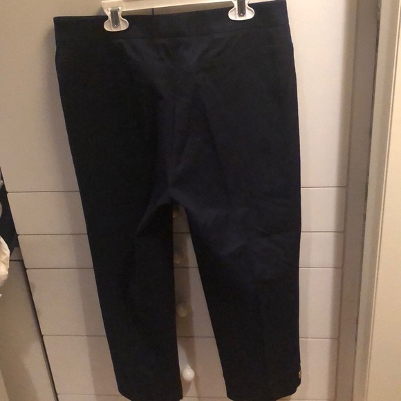 St. John Sport capris - Picture 2 of 8